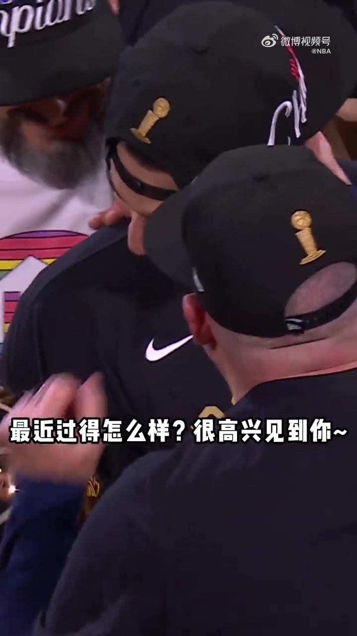 笑死！穆雷從馬龍教練手中接過(guò)獎(jiǎng)杯后，不停地喊：寶貝寶貝！