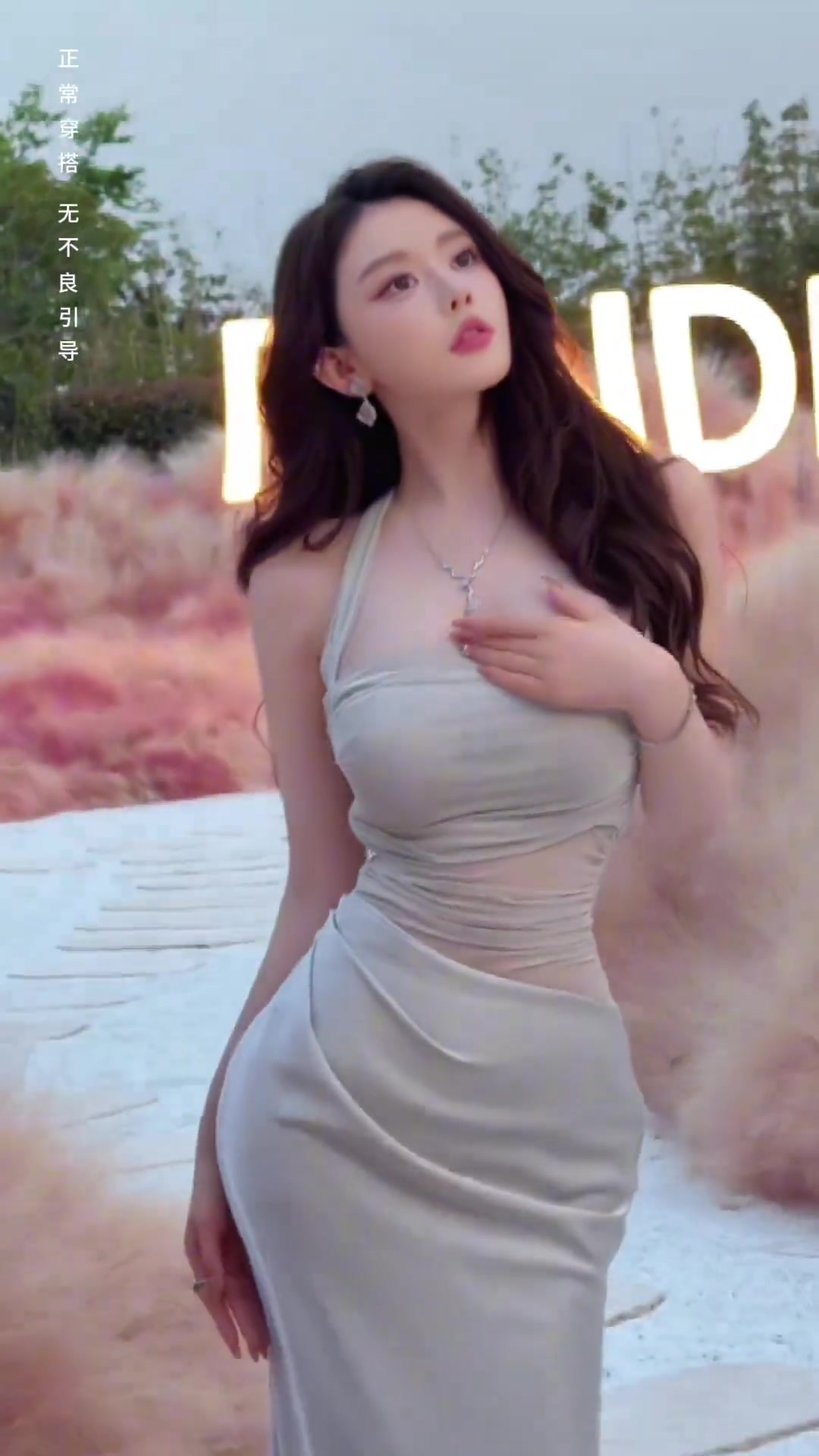 人間尤物??！坐在詹姆斯身后爆紅的女星周麟嘉這身小媽裙