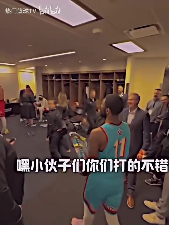 太逗了！名場面：全明星奪冠后，歐文帶著獎杯“嘲諷”其他隊！