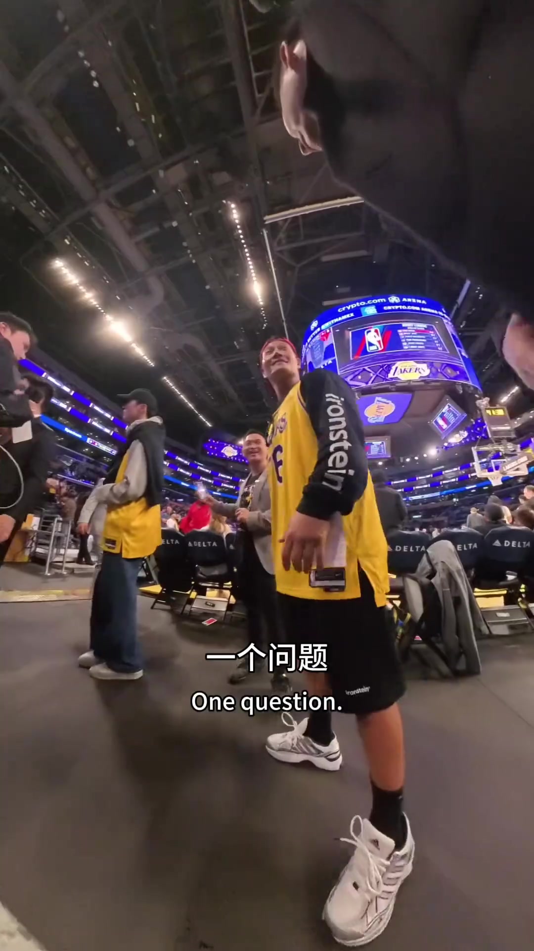 多少吧友認(rèn)識的？一湖蜜在湖人主場與兒時偶像歌手金鐘國對話