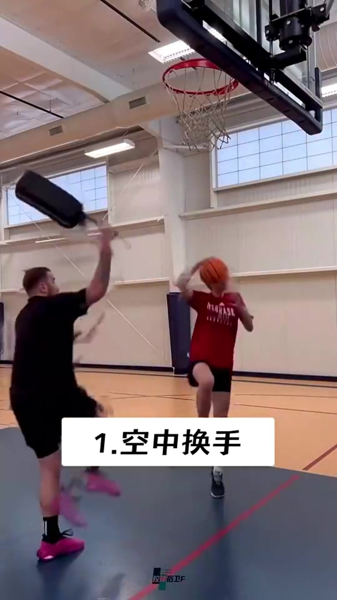 妳也挺牛?。⌒〗憬阏故練W文的6種拉桿上籃