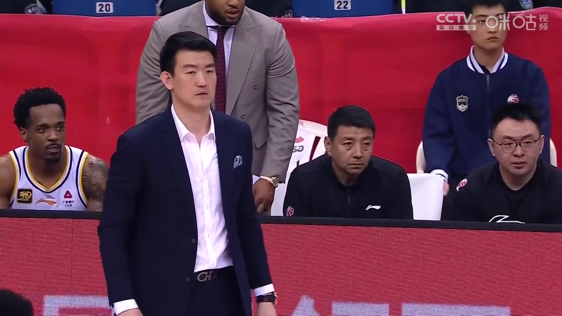 這球你怎么看？鮑威爾造朱俊龍三分犯規(guī)