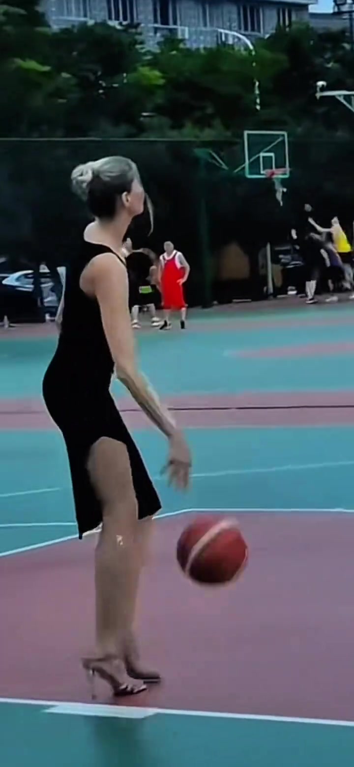 又美又颯！俄羅斯美女EraShera穿高跟裙子在籃球場上打球