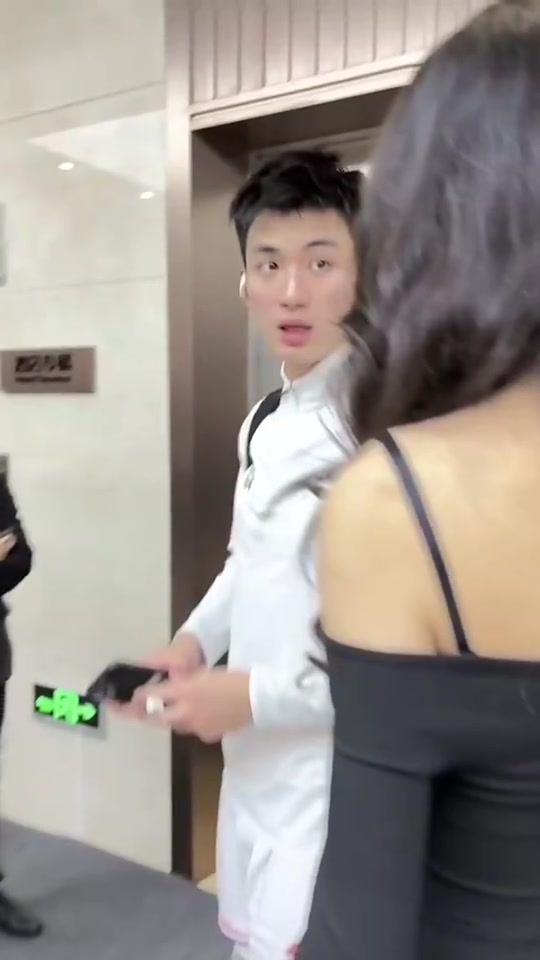 有丶好看！求拍照的小姐姐把于德豪給驚艷住了