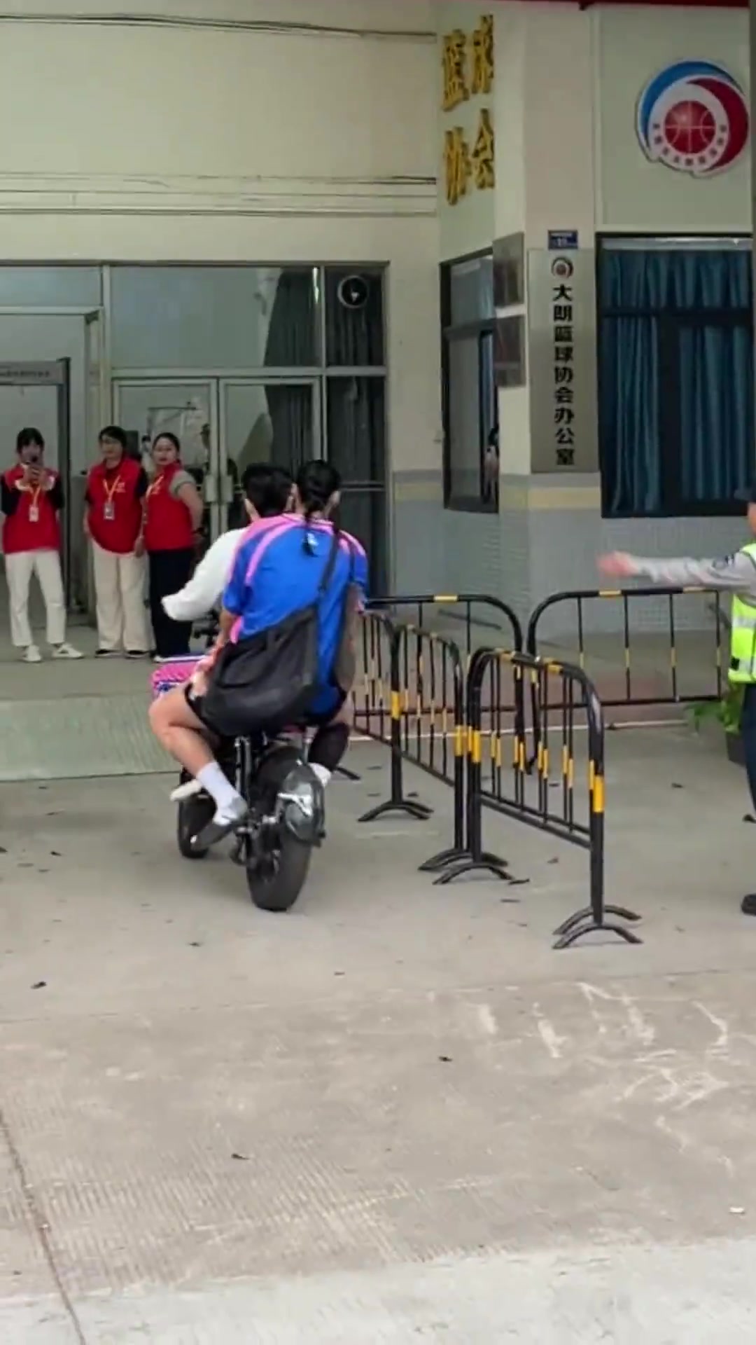 今天是騎車上班的小羊~