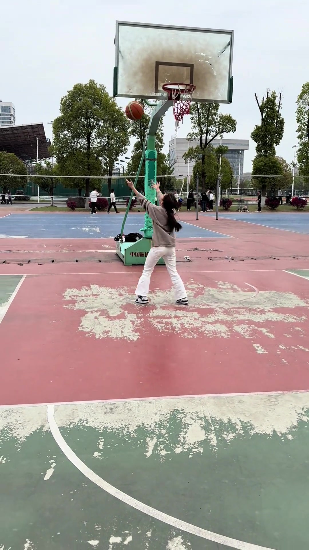 女大學(xué)生三步上籃雖然菜，但真的可愛呀