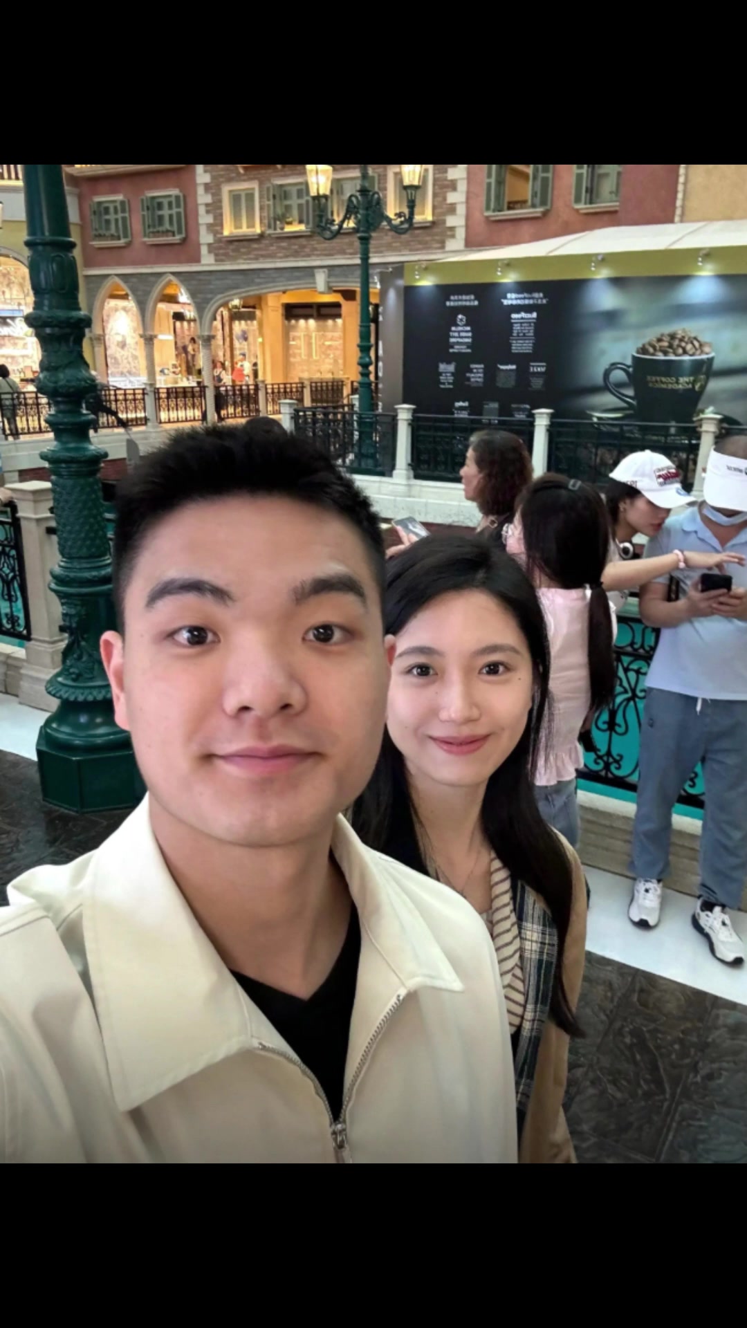 好看！黎伊揚(yáng)與女友出游，對(duì)象一看就是乖乖女啊