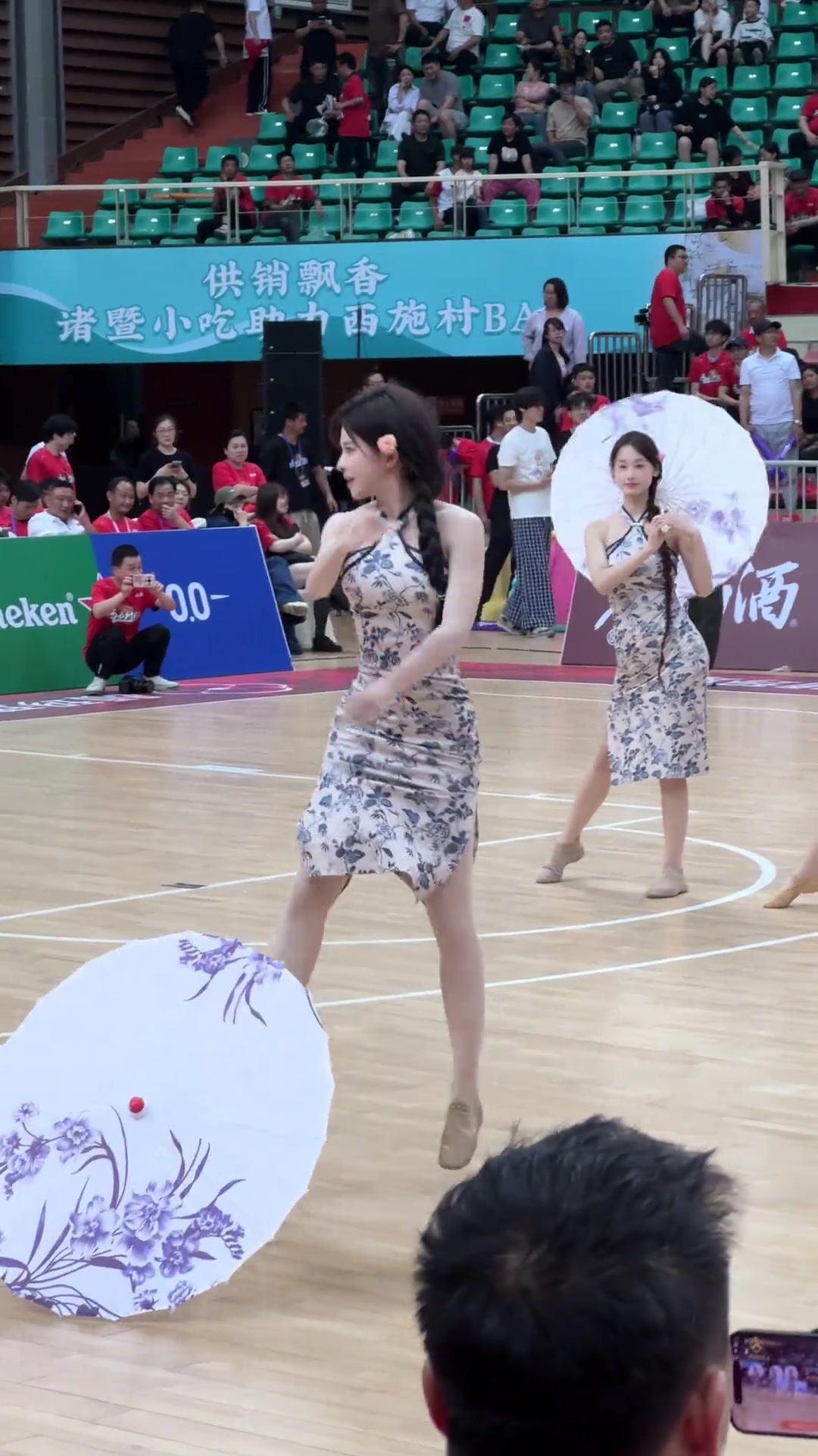 旗袍與美女絕配喲！CBA拉拉隊(duì)熱舞秀曼妙身材