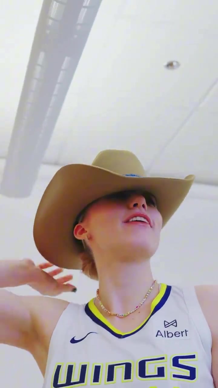 WNBA新科狀元佩奇化身女牛仔，真是又美又能打呀