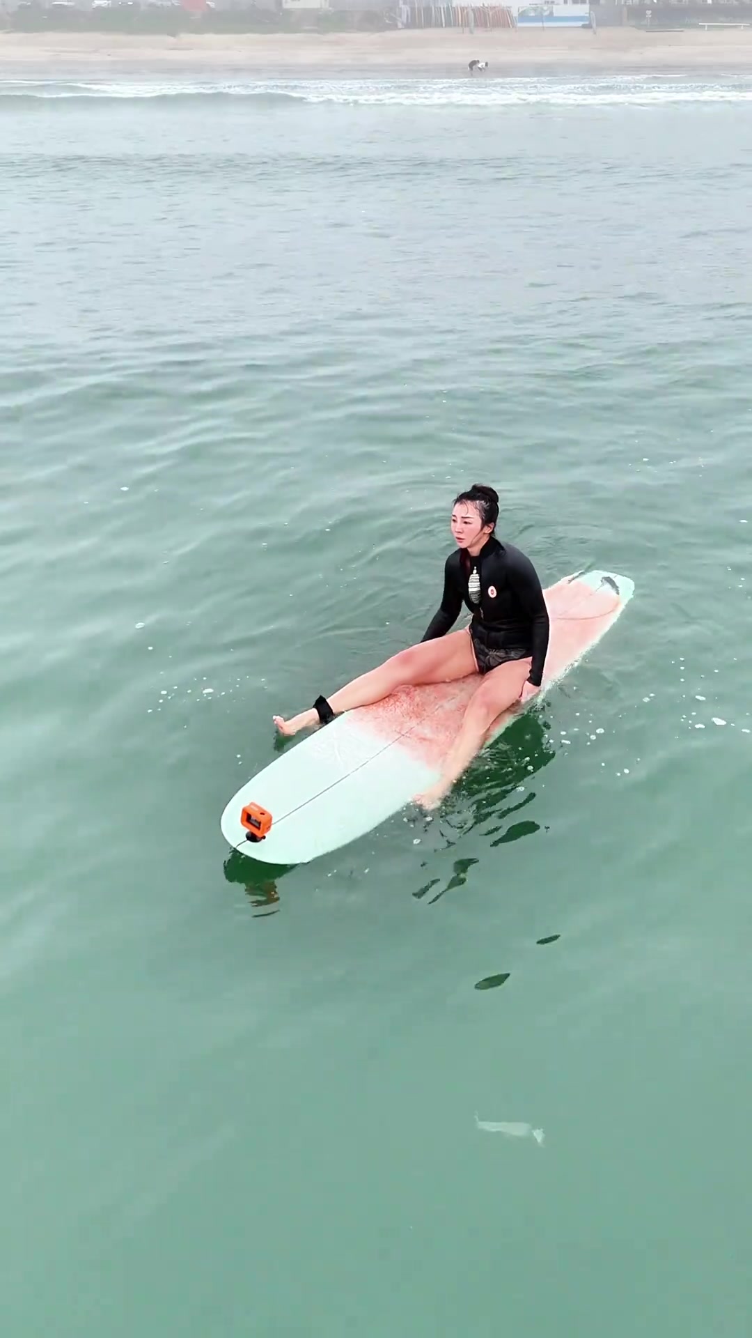 這體格！源哥又去沖浪了：在海里就會(huì)莫名其妙地覺得快樂~