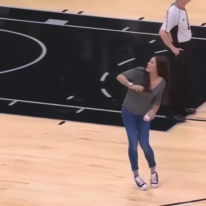 WNBA普拉姆在馬刺主場扔毛巾名場面！~