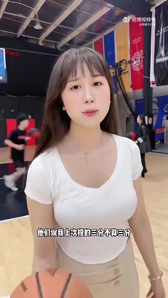 黑絲包臀裙！你說擺拍吧，她又有點東西