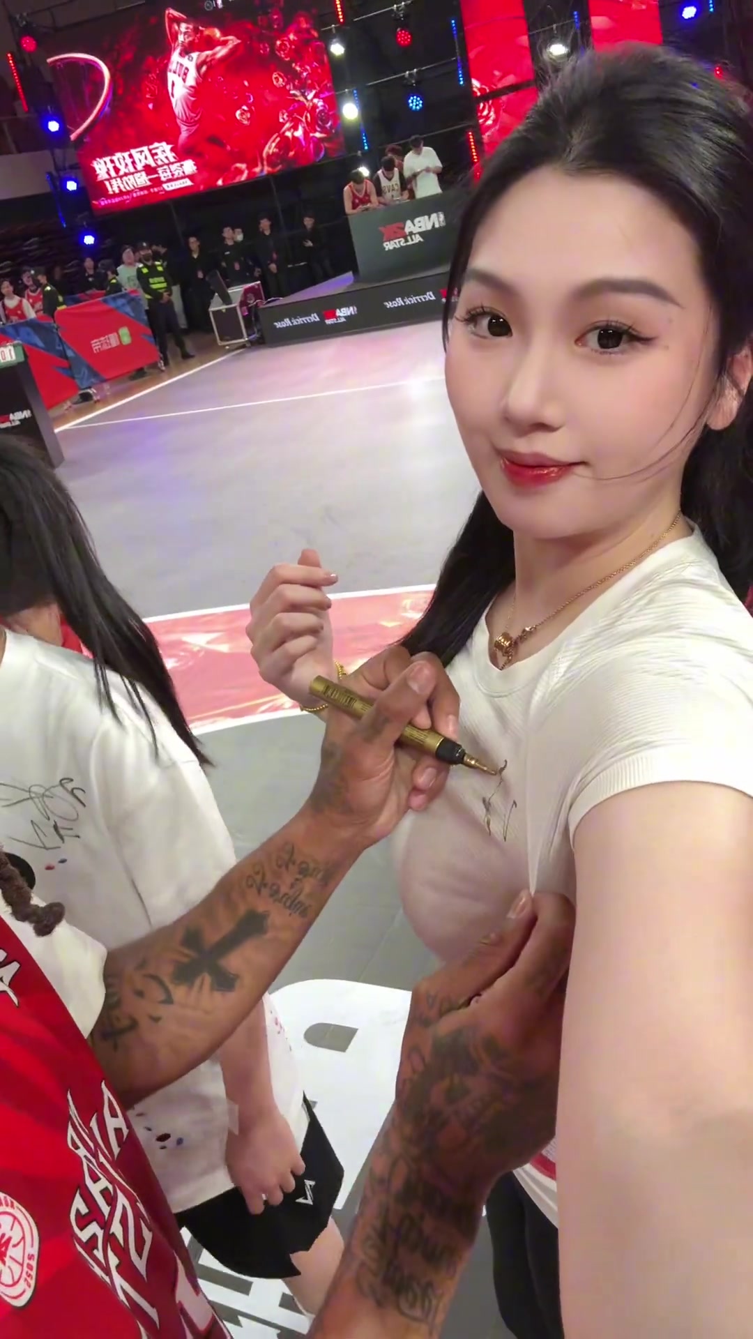 我能簽個不？肘子姐讓羅斯在自己胸上簽名了