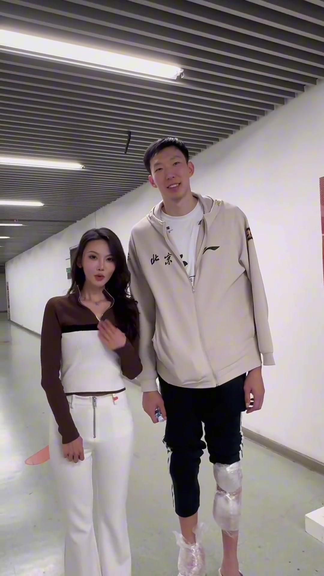 這顏值闊以的哈！美女粉絲和陳盈駿&周琦合影~