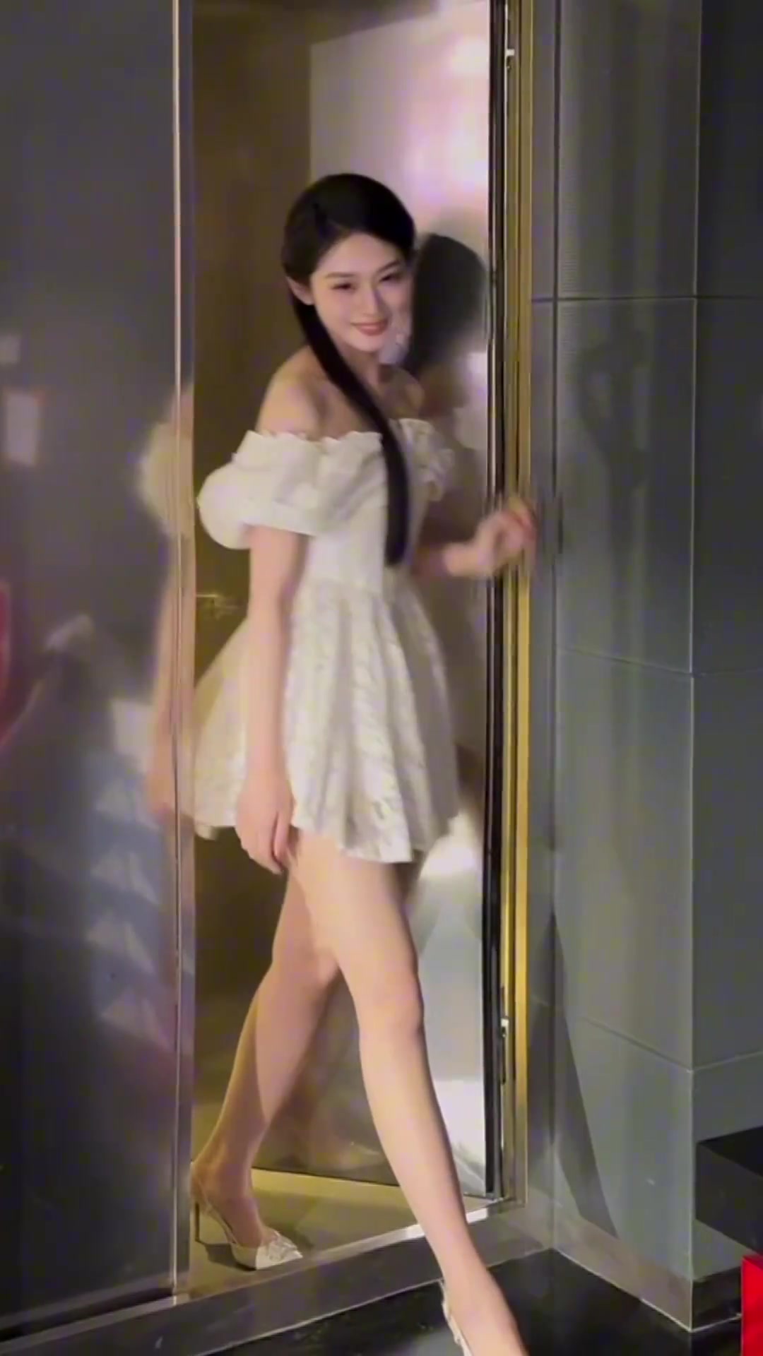 大長腿啊！美女主播婧雯的變裝視頻：另一個我~