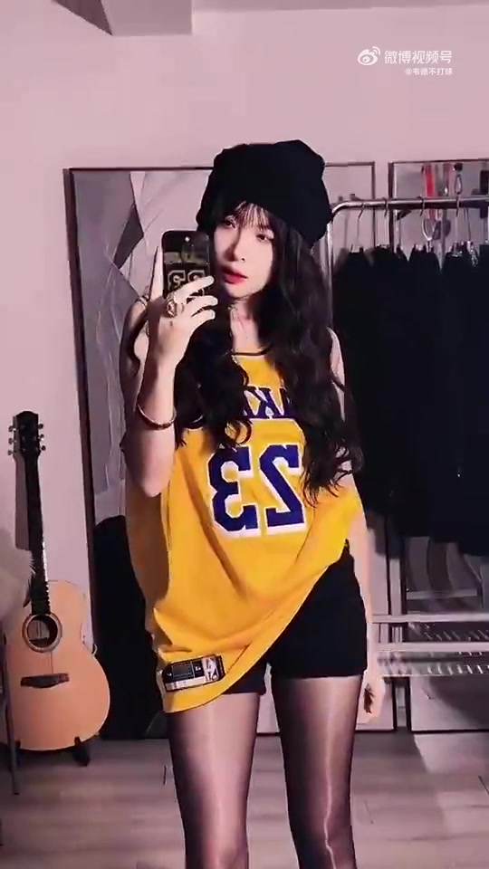 黑絲大長腿！現(xiàn)在女詹密都這么卷了嘛