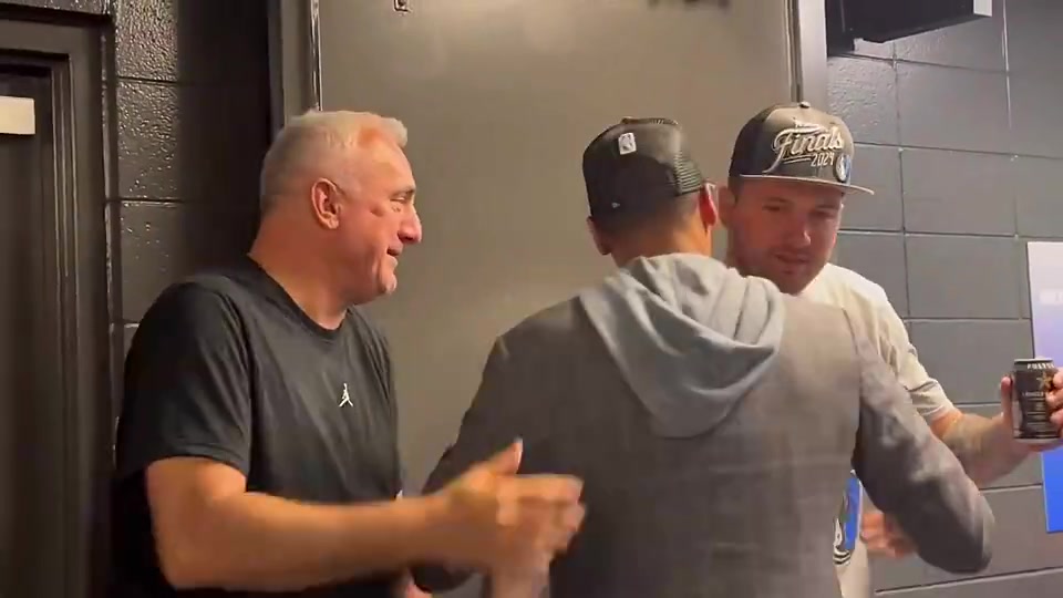 體重管理堪憂？上季獨行俠晉級西決之后，東契奇喝飲料被沒收