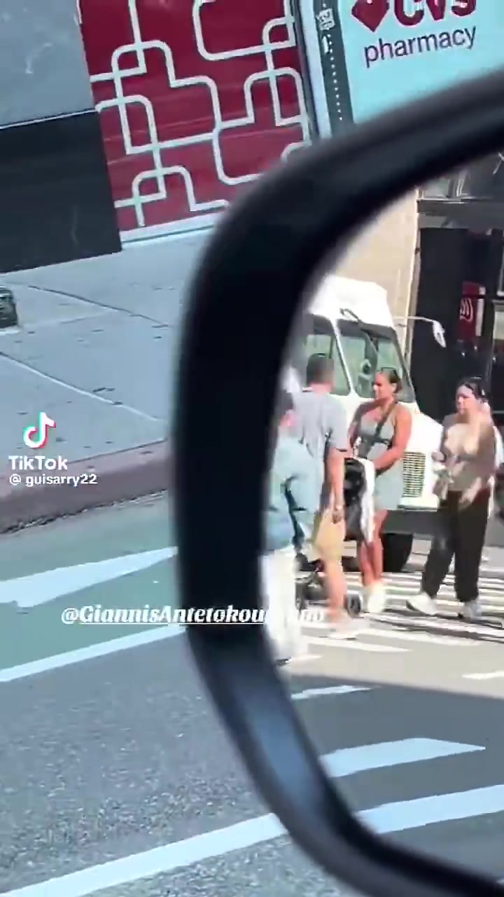 這么快就開啟度假模式！字母哥拖家?guī)Э诔霈F(xiàn)在紐約街頭