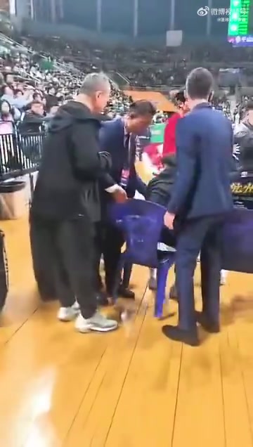 不合適吧？遼寧主場工作人員，竟直接把廣廈球員家屬席的椅子收走