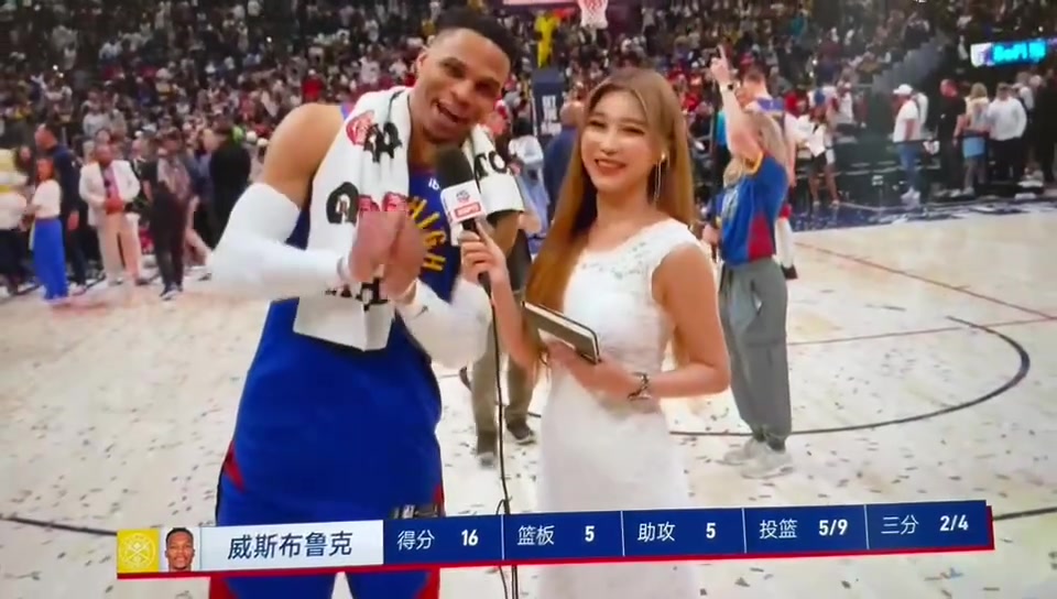 永遠(yuǎn)的唐裝威少！威少賽后向中國(guó)球迷比心：太愛你們了，再見??
