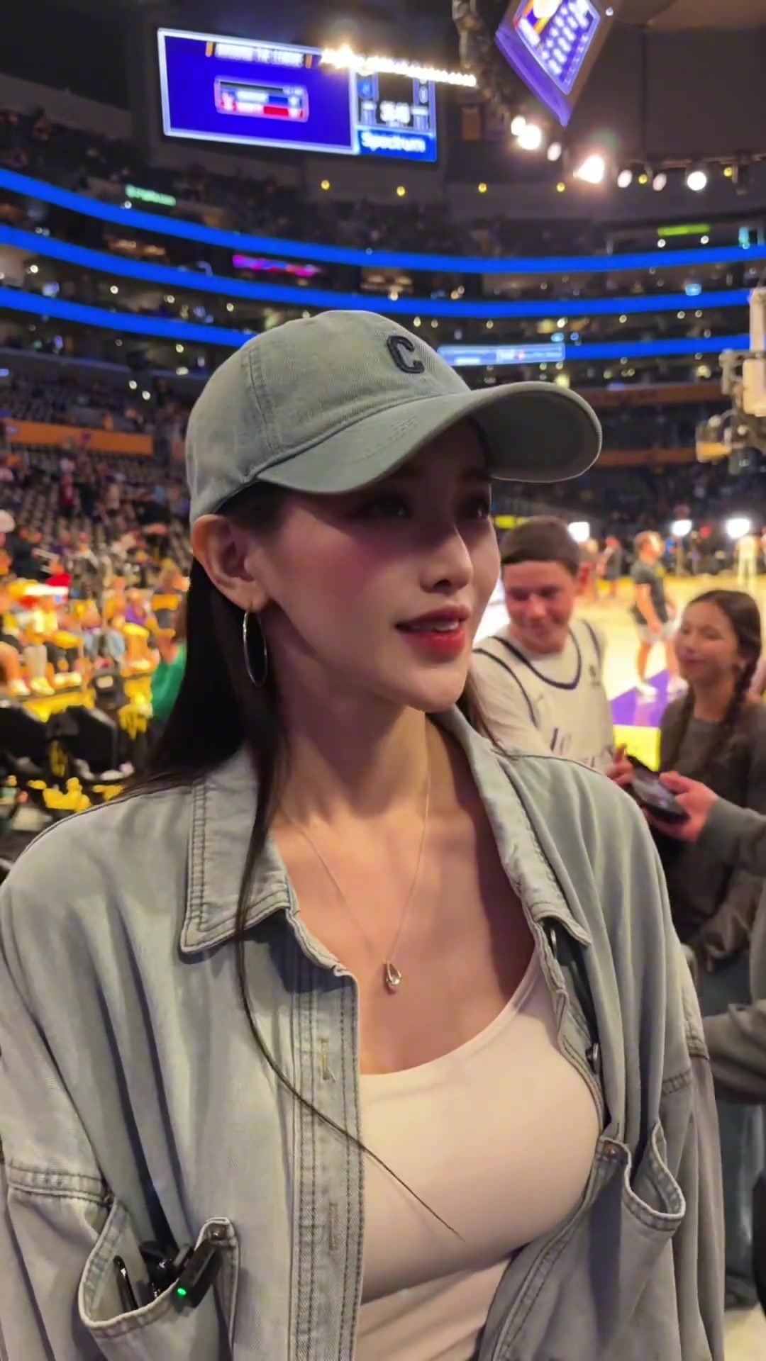 湖人主場(chǎng)的寶島美女球迷，有夠水靈哦~