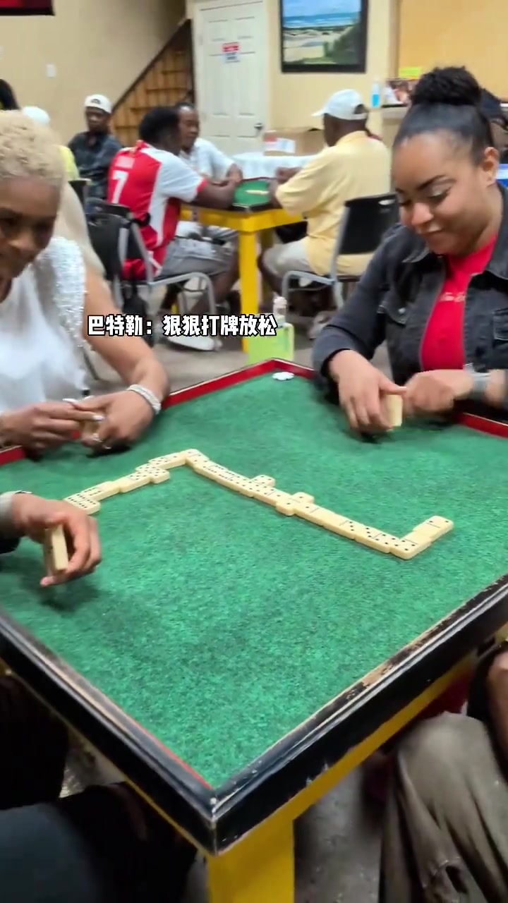 巴特勒狠狠打牌放松了一下 這小眼神是真開心！