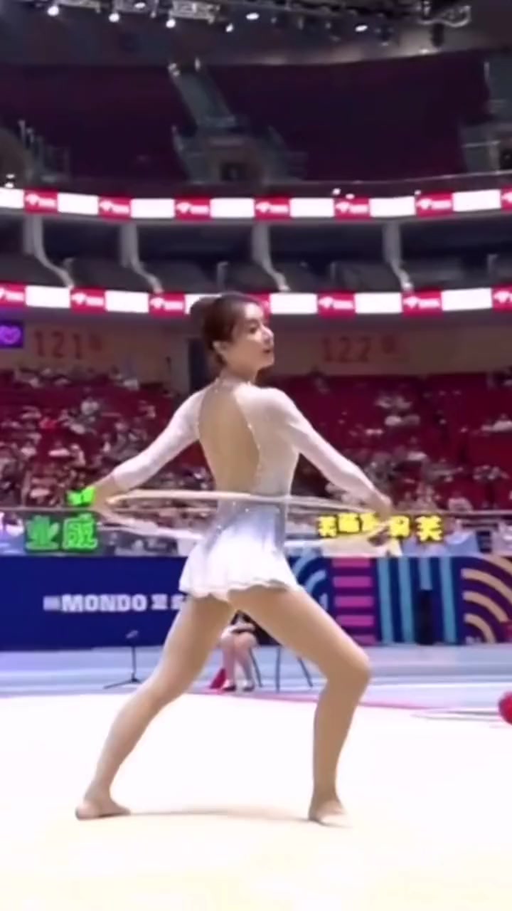 美娜穿上體操服無(wú)敵了，最美女主播應(yīng)該沒(méi)爭(zhēng)議吧