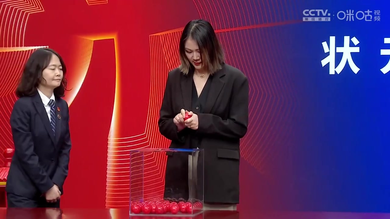 江蘇男籃的女經(jīng)理參加抽簽！這顏值和身材真不錯呀！