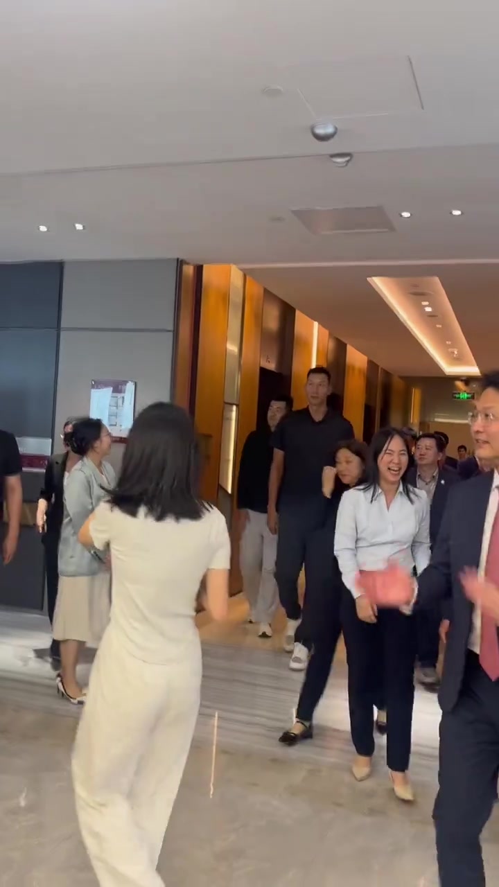 新鮮的易建聯(lián)來啦！太帥了吧...