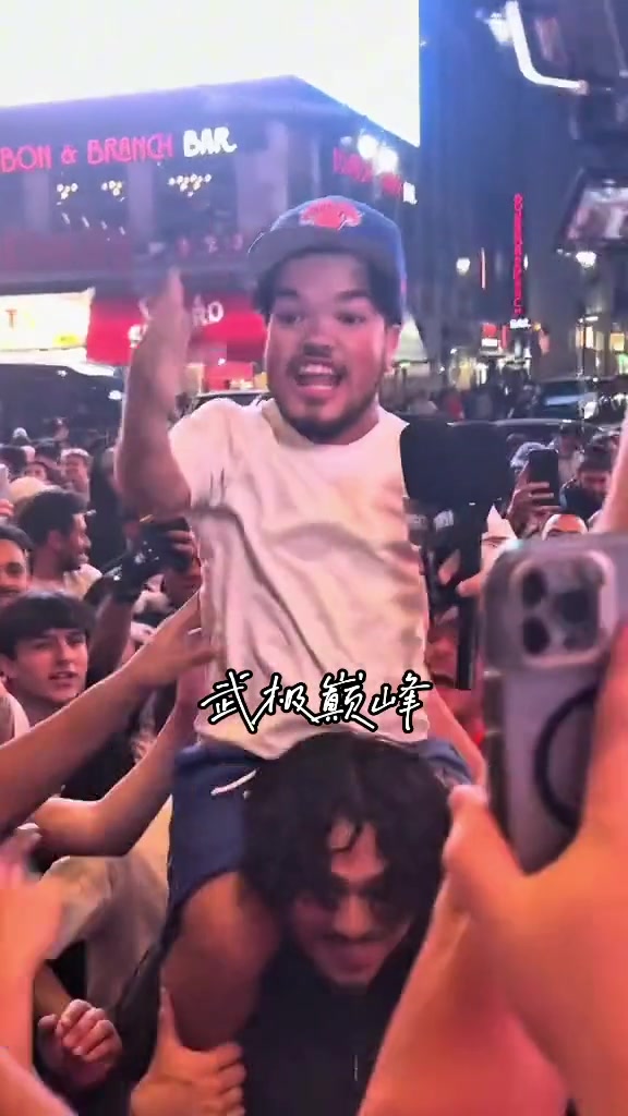 長相酷似唐斯的球迷帶領(lǐng)大家高喊“尼克斯四場晉級！”