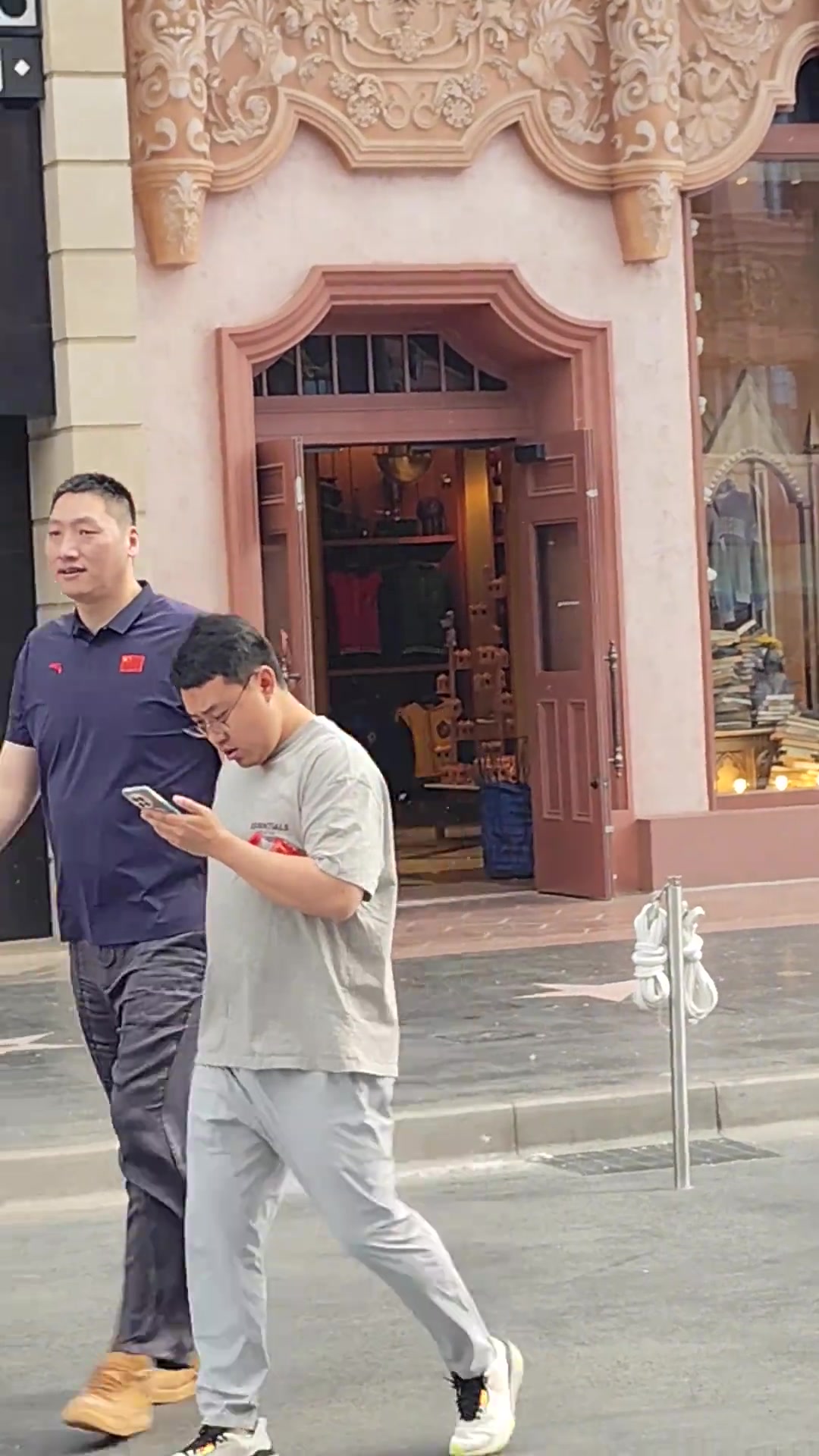 網(wǎng)友在環(huán)球影城偶遇CBA名宿唐正東：懂球的說說這位是什么人物？