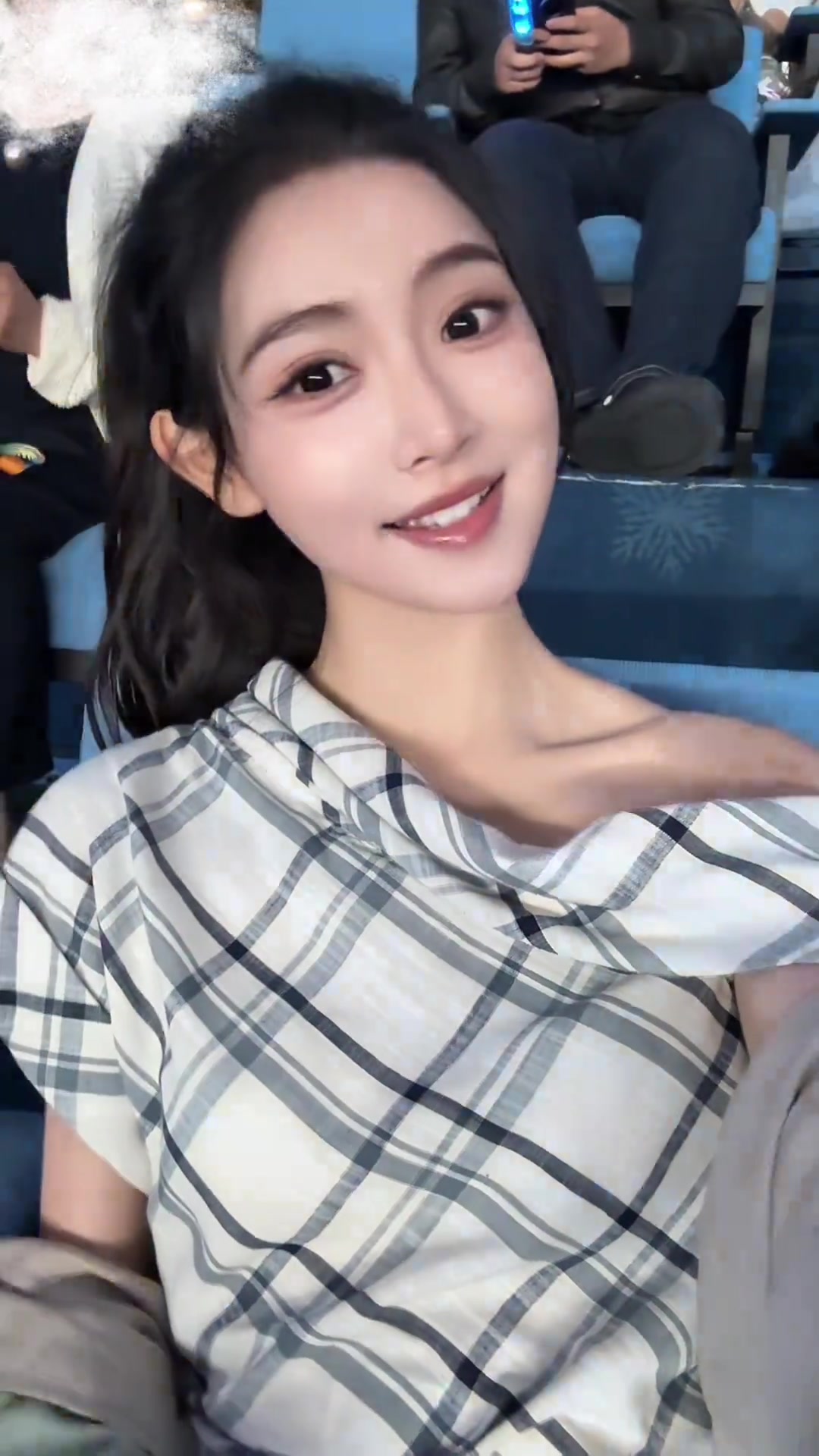 真美?。∶琅鞑ソ鸺褠傴B巢看張杰演唱會