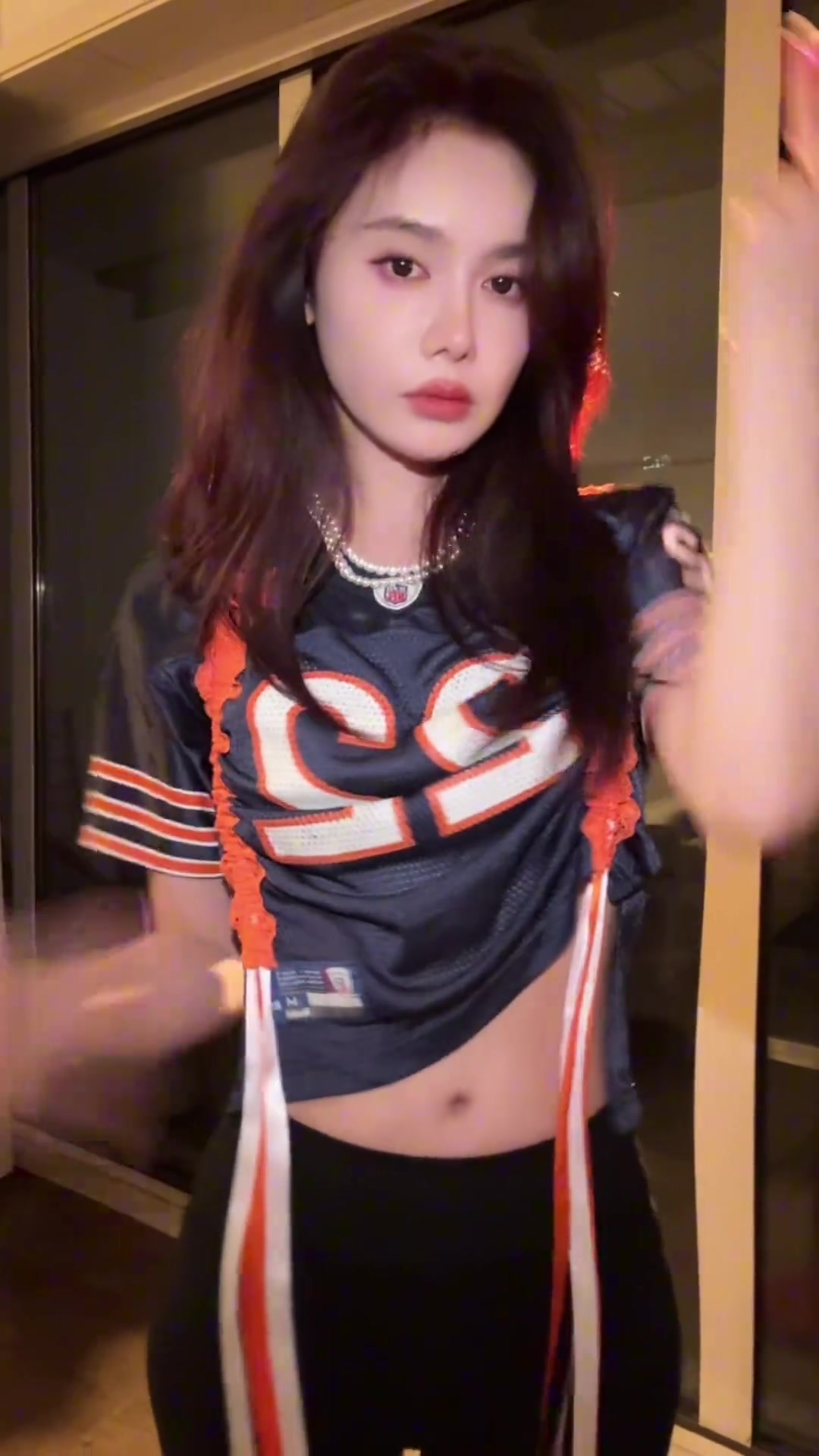 跨界了？美娜身穿一身足球服跳手勢舞：來個帥的~