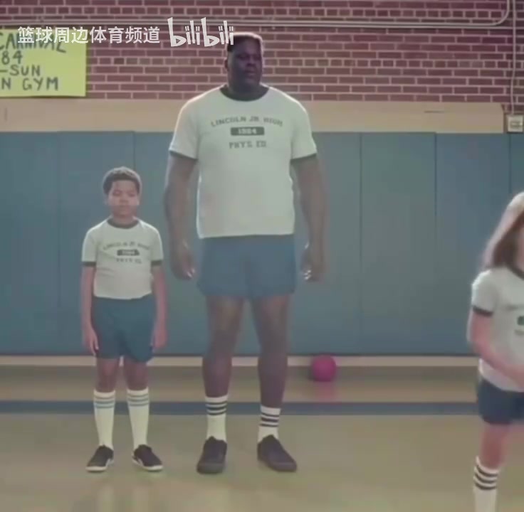 這喜劇天賦簡直了！名場面：奧尼爾冒充小學(xué)生重返校園！