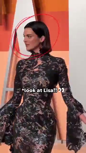 肯豆沒想到風頭居然被Lisa搶了，瞪了一眼憤憤離開