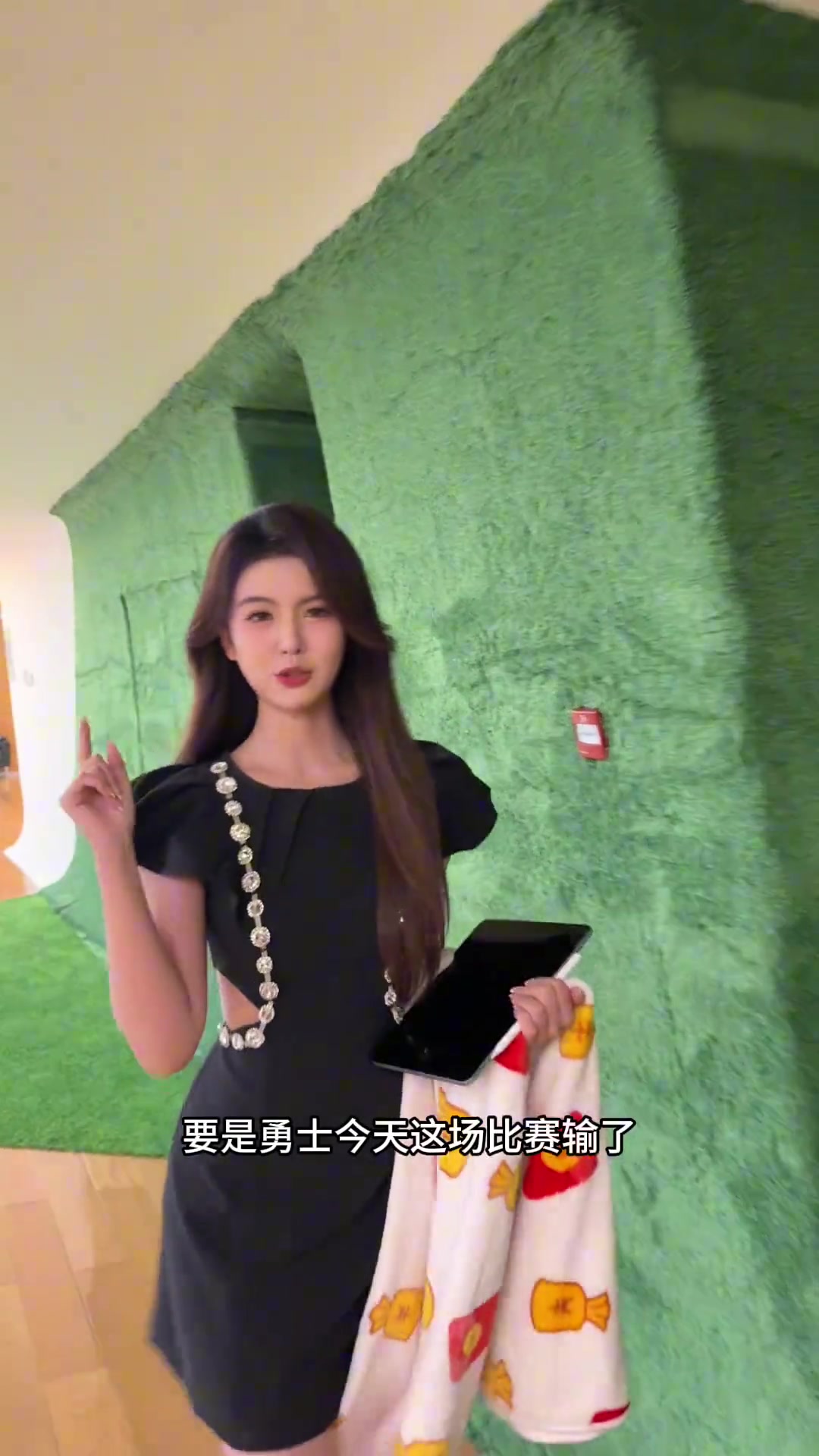勇士若輸，就穿睡袍上班！女主播煉煉：對不起！我大放厥詞了