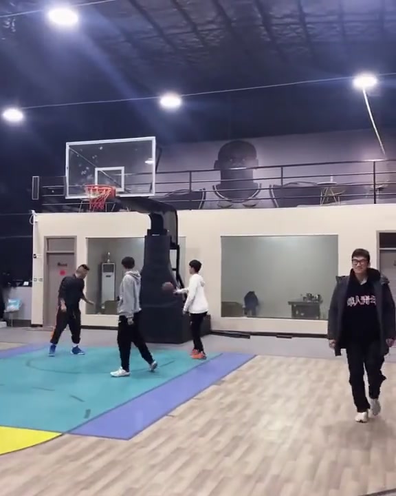 雖然大哥穿的很另類，但是跳投實在標準