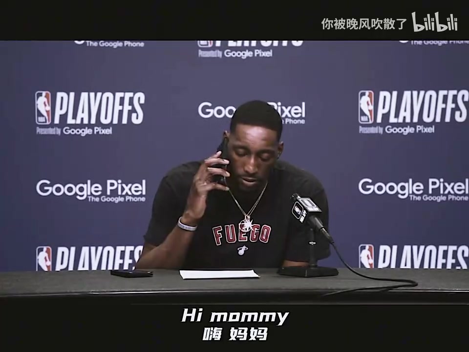 你有多久沒給媽母親話了？當阿德巴約看到熟悉的號碼……
