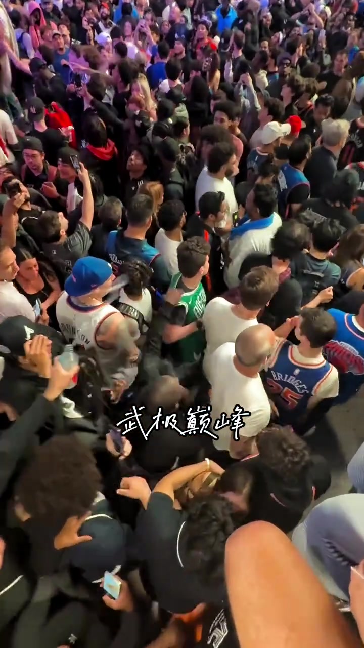 這也太勇了，綠軍球迷賽后在尼克斯球迷的嘲諷中離開...