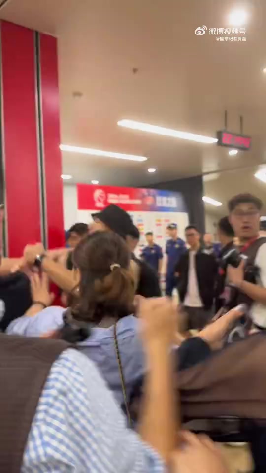 動(dòng)手+國(guó)罵？首鋼俱樂(lè)部隊(duì)的工作人員在通道與球迷發(fā)生了沖突！