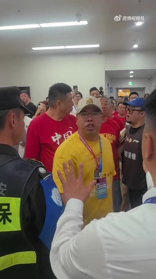 貼臉開(kāi)大？賽后廣廈球迷在客隊(duì)更衣室門口瘋狂輸出