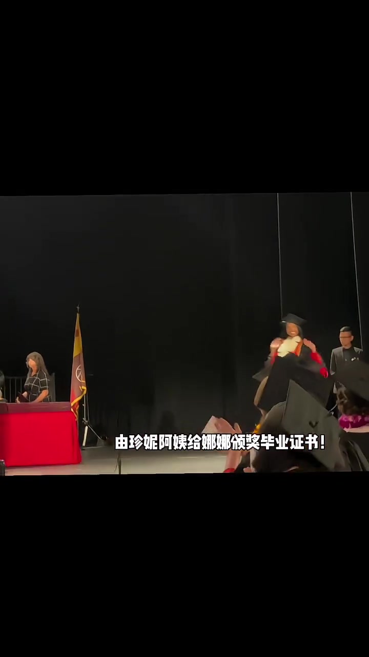 娜娜畢業(yè)證書(shū)由湖人主老板珍妮巴斯頒獎(jiǎng)！瓦妮莎發(fā)文感謝~