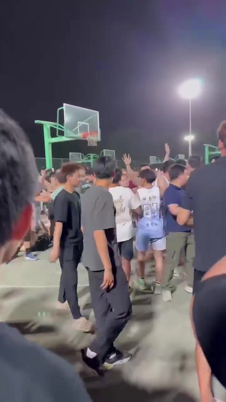 “無裁判”的正式籃球賽，結(jié)果不是很容易猜到嗎？