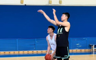 遼寧夏訓(xùn)，小將投籃力量訓(xùn)練，楊鳴督練深蹲